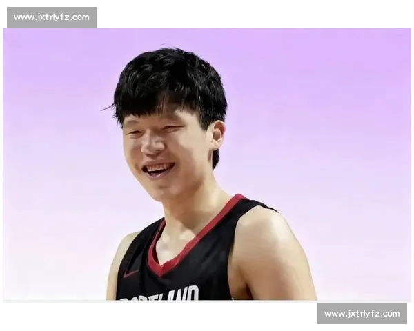 杨瀚森首秀引球迷热捧,签名战靴赠小将暖爆 NBA 杨瀚森首秀引球迷热捧,签名战靴赠小将暖爆 NBA