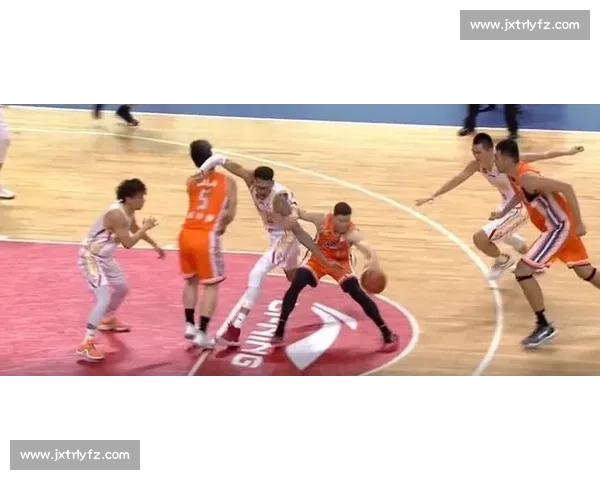 大连中源队 “手递手” 写意:村 BA 赛场的默契勋章 大连中源队 “手递手” 写意:村 BA 赛场的默契勋章